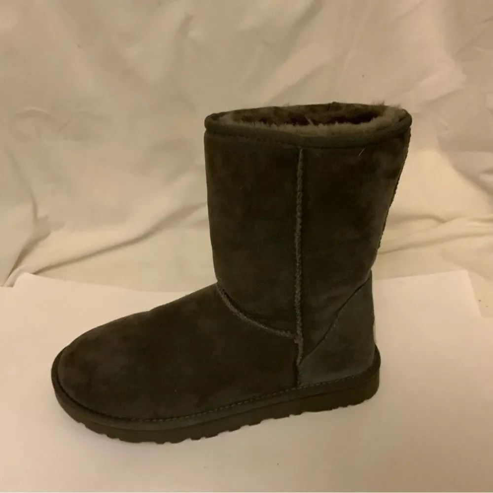 UGG Australia 5825 Classic Short Womens Sz 7 Sheepskin Suede Warm Short Boots